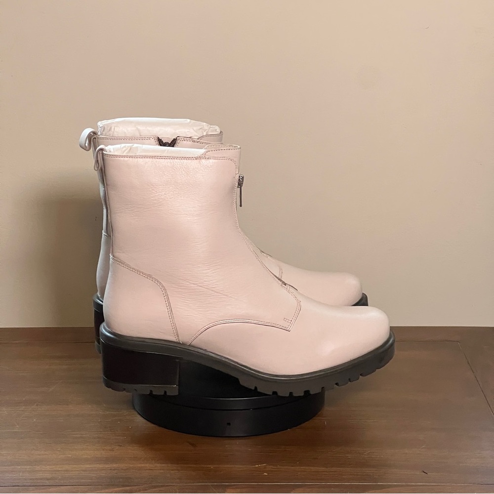 Journee Signature Norrah bootie, Bone/White Leather, Zip-Front